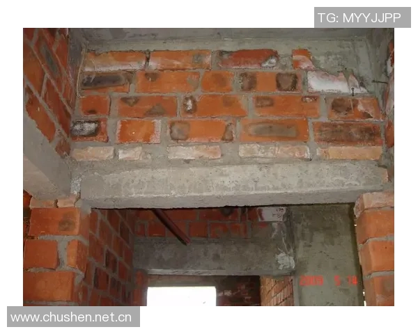 马兰头球攻门险些破门球擦门梁而过令人惋惜