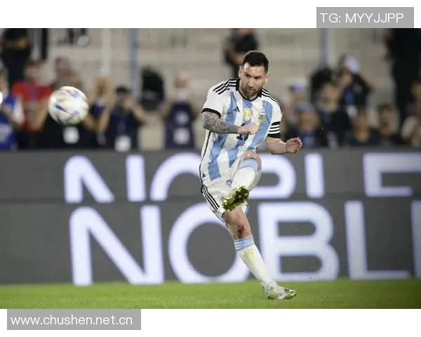 梅西怒斥裁判任意球争议现场频繁摆球与手势互动引发热议